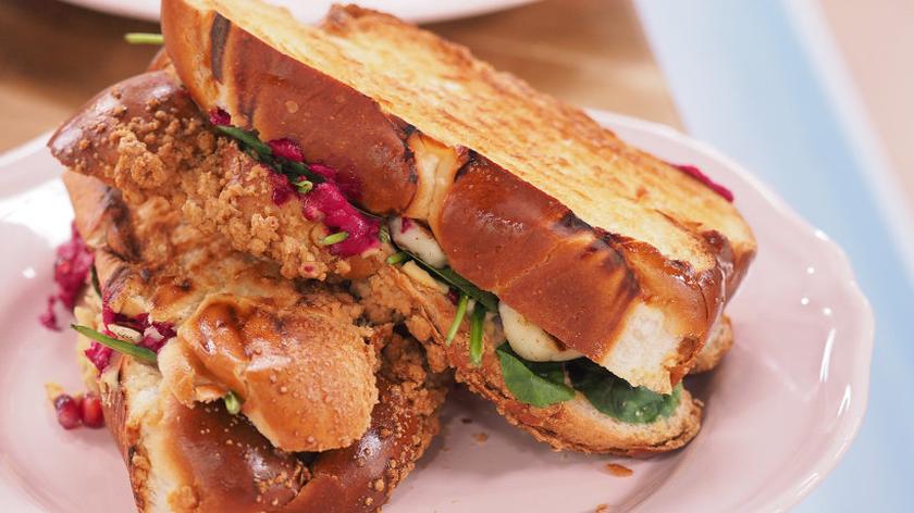 Chałka z serem halloumi