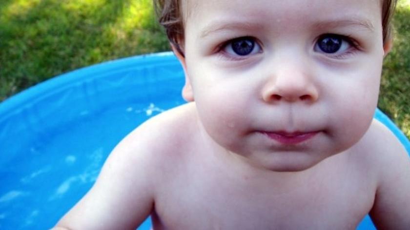 Dziecko w baseniku