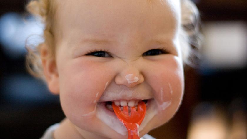 Dziecko z widelcem w buzi 