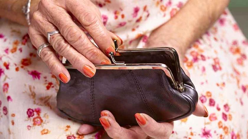 Seniorka z portfelem w dłoni 