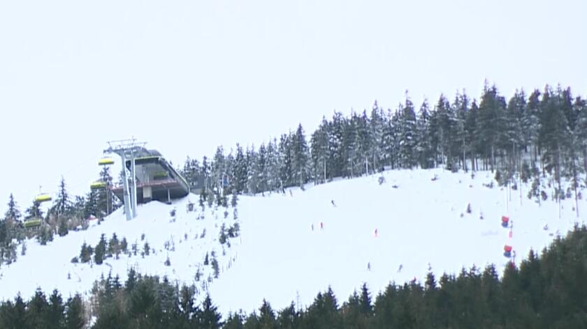 stok narciarski dolny slask czarna gora ludzie jezdza na nartach
