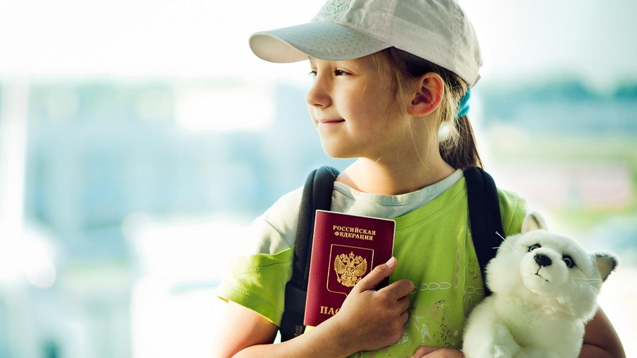 Dziecko z paszportem na lotnisku