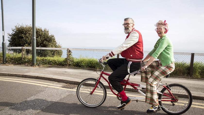 Kobieta i mężczyzna jadą na rowerze