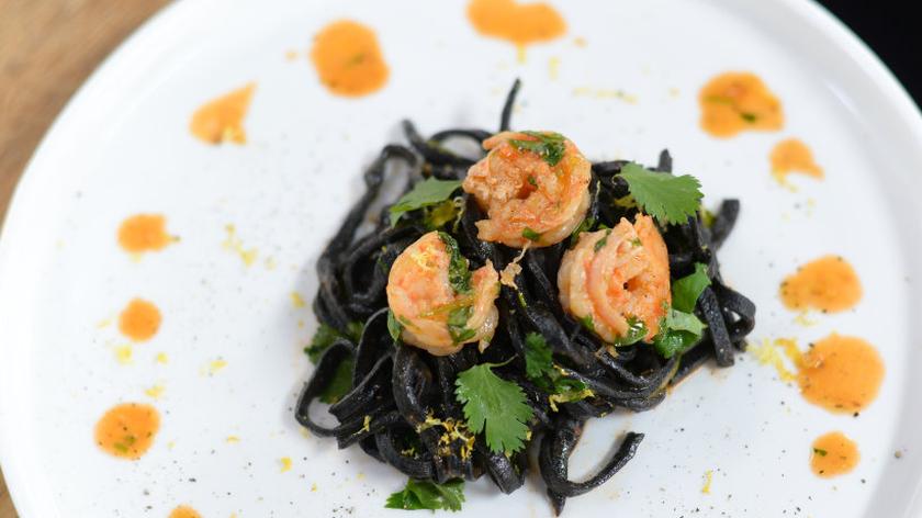 Czarny makaron z krewetkami 