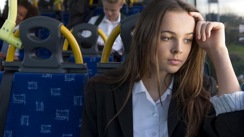 Nastolatka dojeżdża do szkoły autobusem