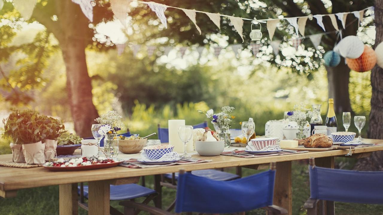 stół udekorowany na przyjęcie w ogrodzie