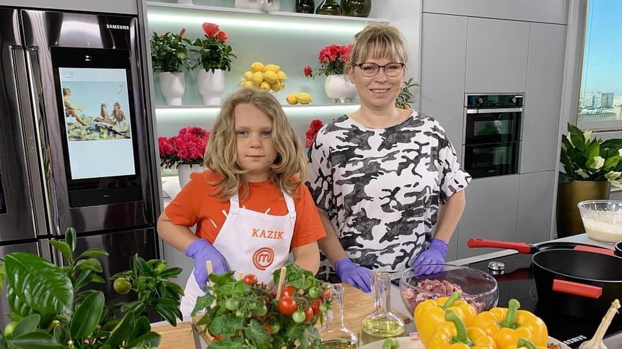 Przepisy Kazika z "MasterChefa Juniora". Naleśniki z truskawkami