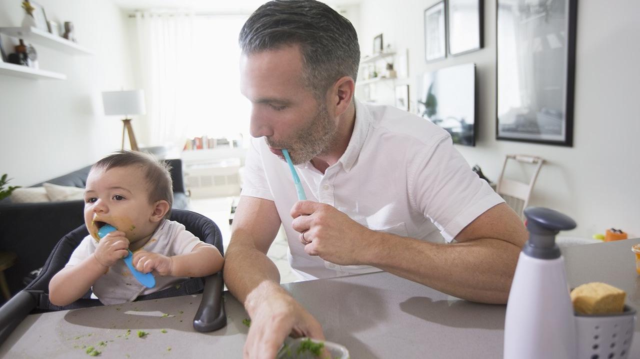 Tata i dziecko podczas karmienia. Rozszerzanie diety u niemowlaka. 
