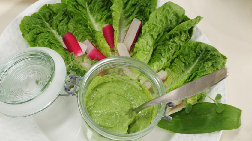 Pesto z czosnku niedźwiedziego z olejem konopnym
 