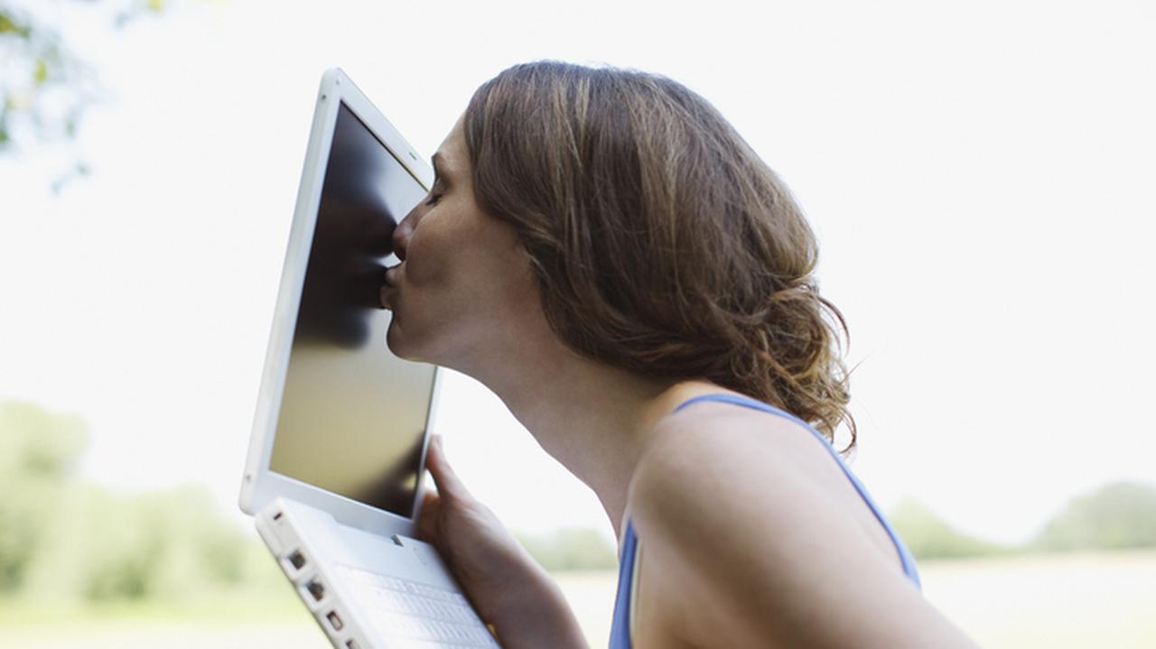 kobieta całująca laptopa