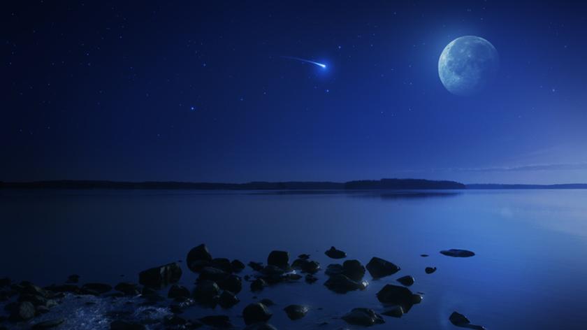 Niebo nocą nad wodą 