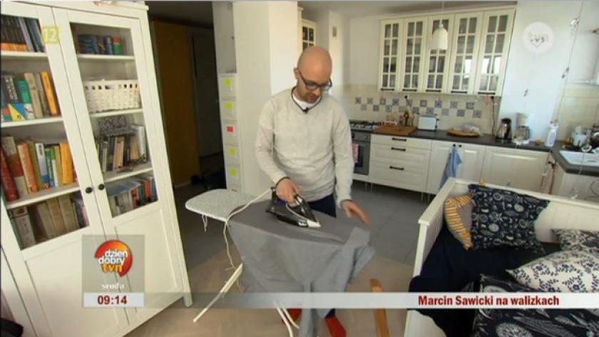 Marcin Sawicki prasuje