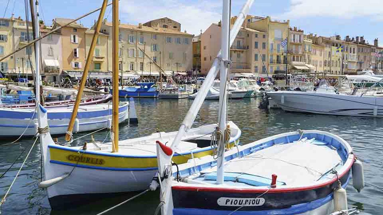 Saint-Tropez - port we francuskiej miejscowości. 