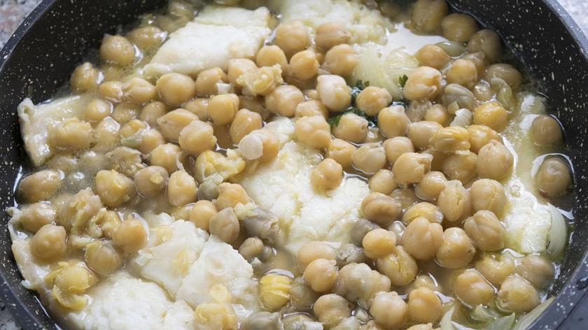 Dorsz norweski z groszkiem ptysiowym na patelni