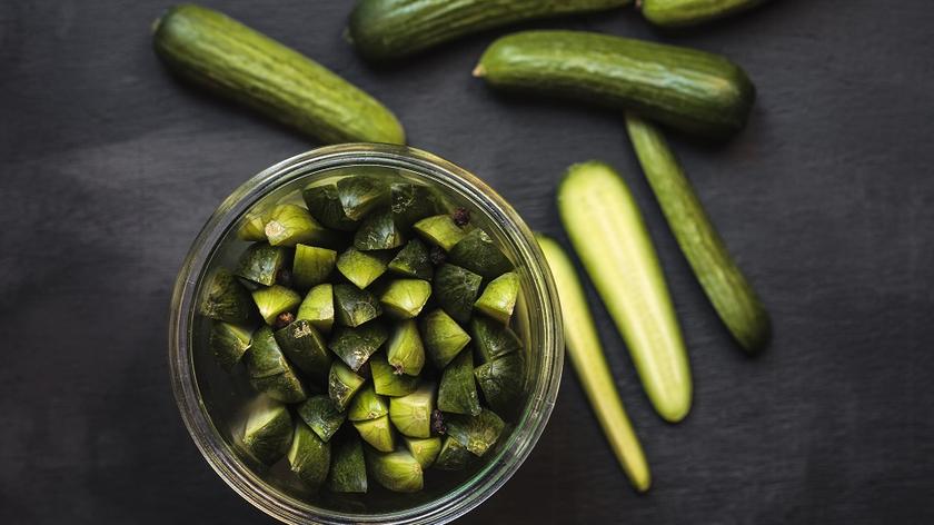 Ogórki przygotowane do zalania zalewą. Ogórki gruntowe w słoiku, pokrojone w ćwiartki. 