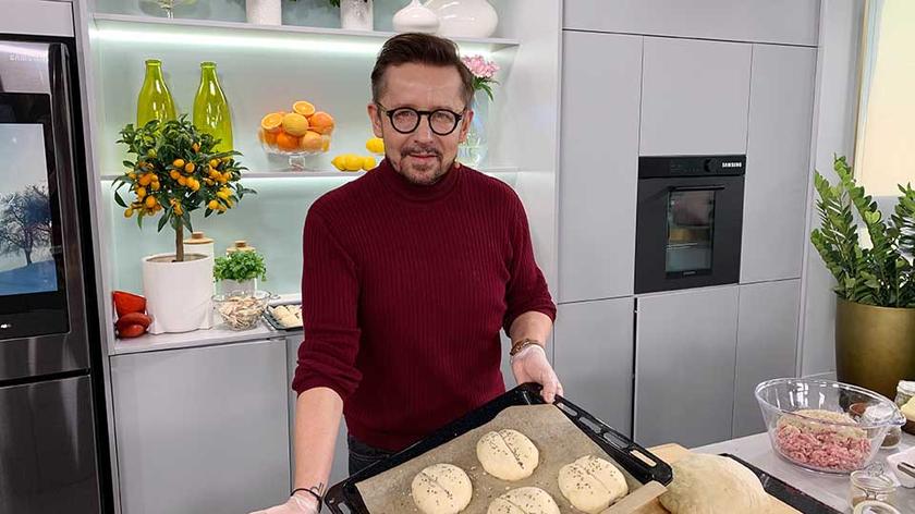 Andrzej Polan piecze bułki w kuchni Dzień Dobry TVN