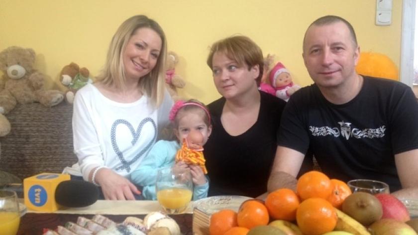 Mała Wiktoria z rodzicami i Kasią Olubińską 