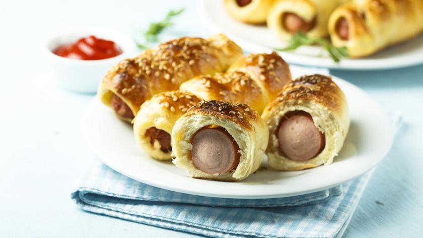 Parówki zapiekane w cieście francuskim