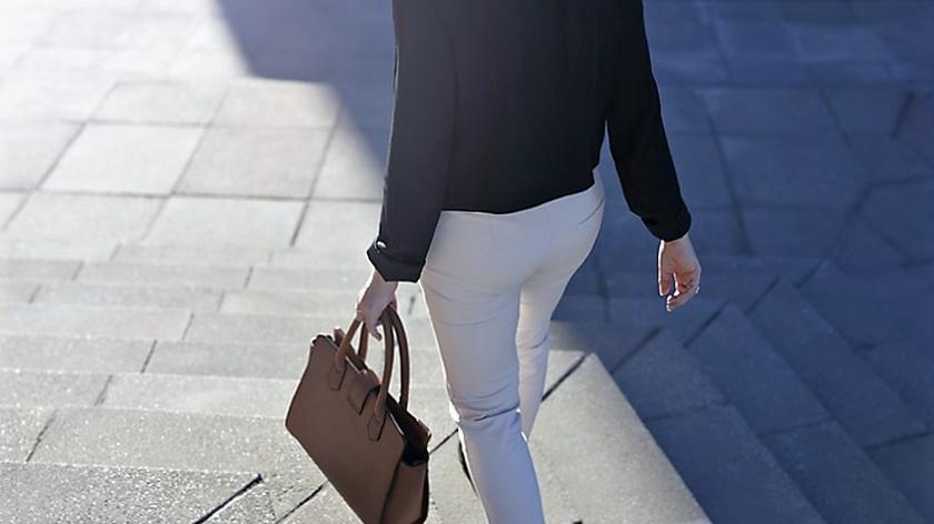 Kobieta w białych spodniach 