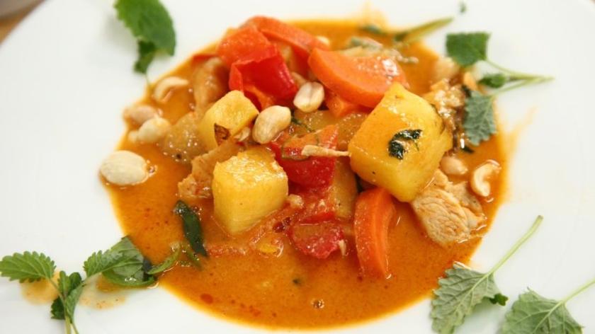 Curry z marchewką, kurczakiem i ananasem