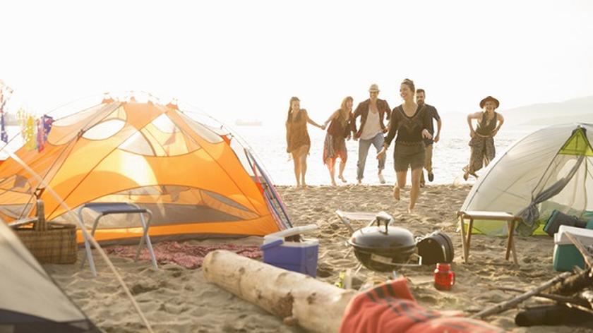 grupa ludzi, wyjazd, znajomi, plaża, grill, przyjaciele 