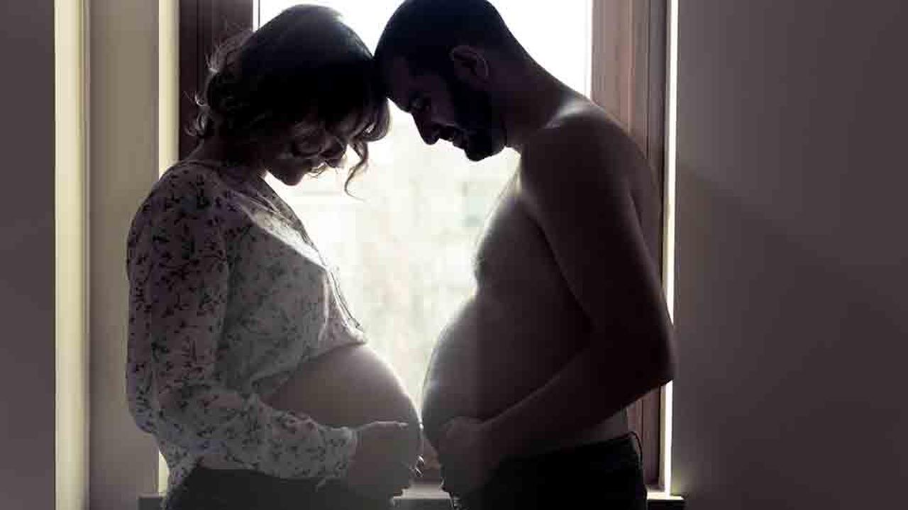 Kobieta w ciąży i mężczyzna z dużym brzuchem. 