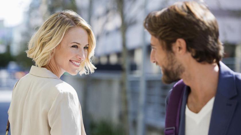 Kobieta i meżczyzna flirtują