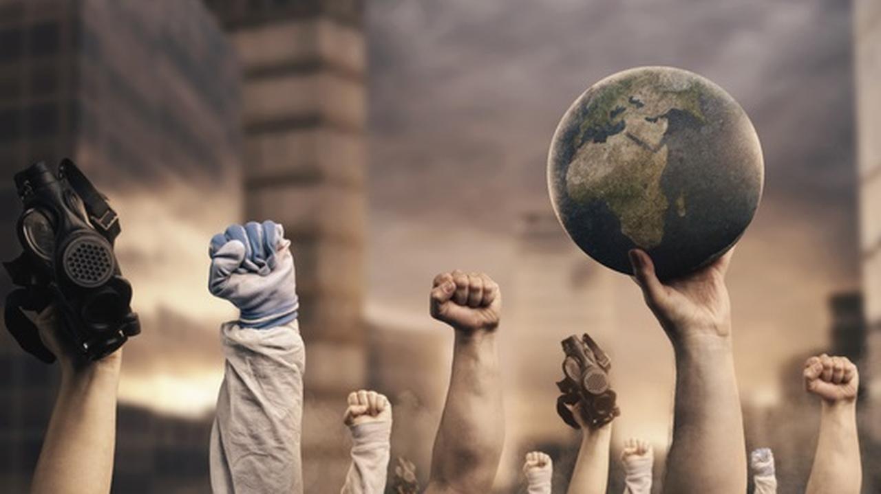 Strajk Klimatyczny. Dzień dla Ziemi. Ręce strajkujących ludzi