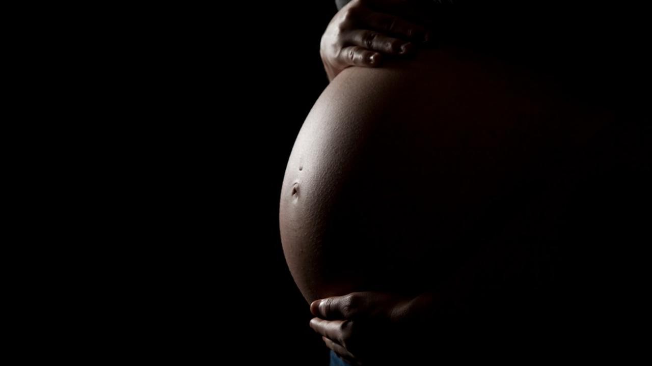 Brzuch kobiety w siódmym miesiącu ciąży