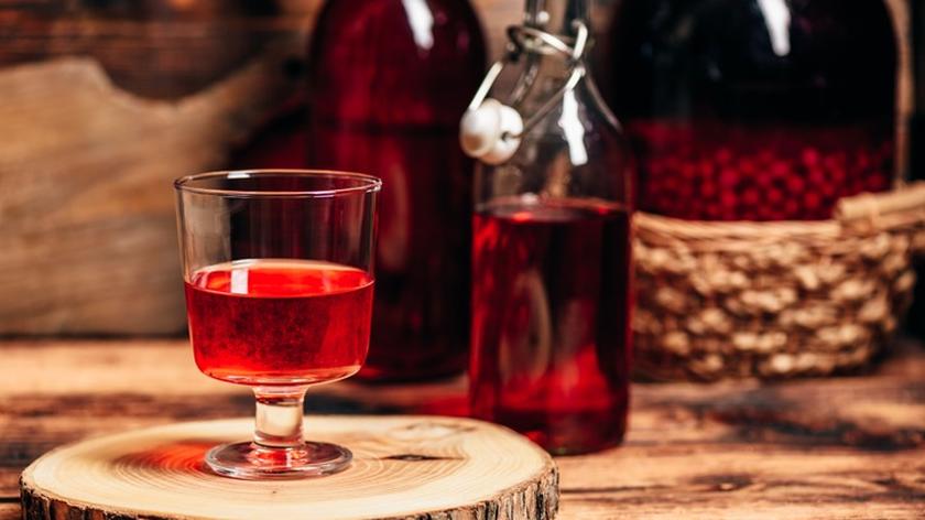 Wino domowej roboty w kieliszku. 