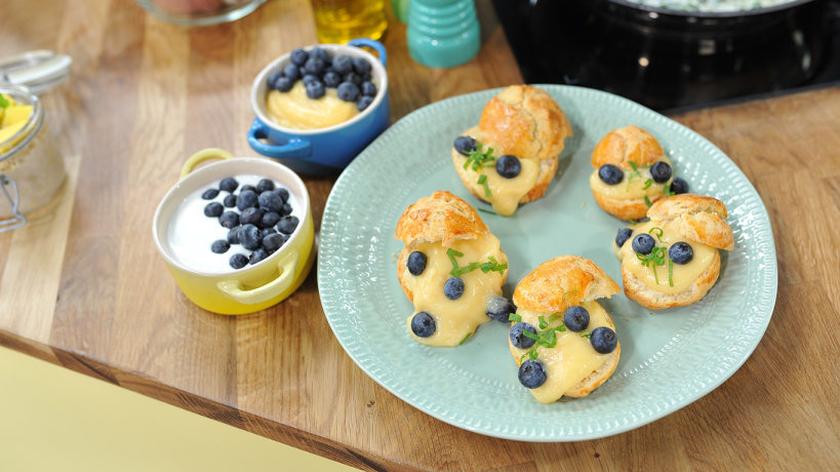 Angielskie scones z lemon curd i borówkami