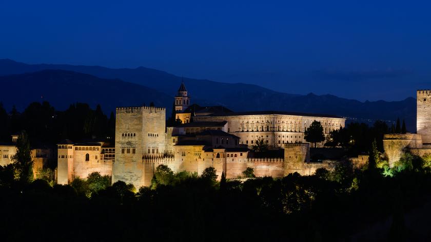 Grenada. Alhambra nocą