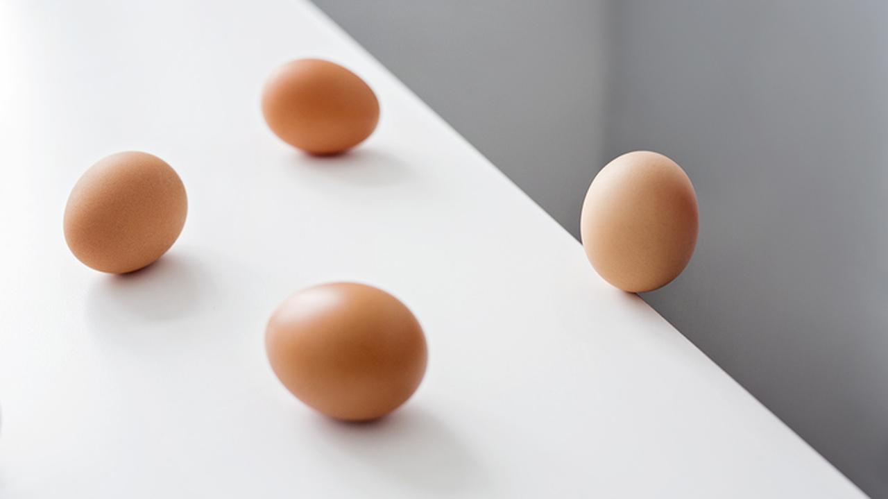 Spadające jajko ze stołu 