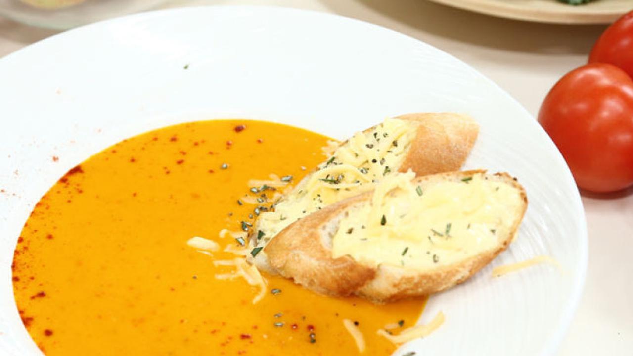 Zupa dyniowa z serowymi grzankami