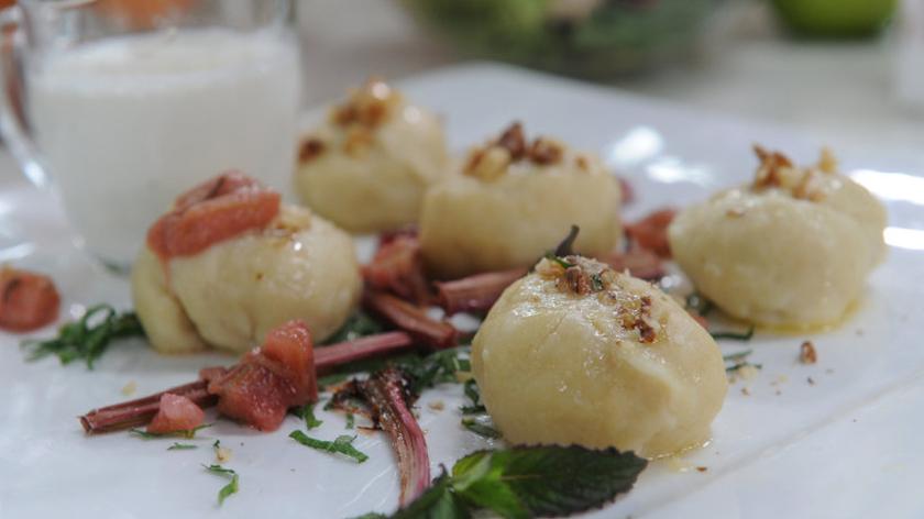 Knedle z rabarbarem ze śmietanką