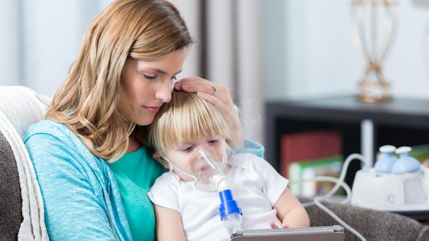 Mama inhaluje dziecko nebulizatorem