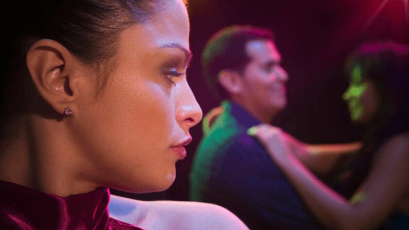 twarz zazdrosnej kobiety patrzacej na mezczyzne tanczacego z inna kobieta