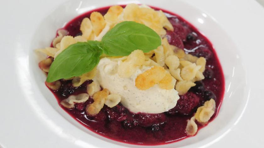 Smażone kokardki z mascarpone i sosem z owoców leśnych