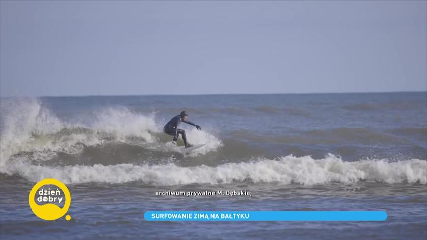 Surfowanie zimą w Bałtyku