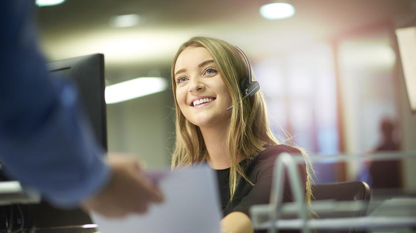 Studentka, która pracuje w call center