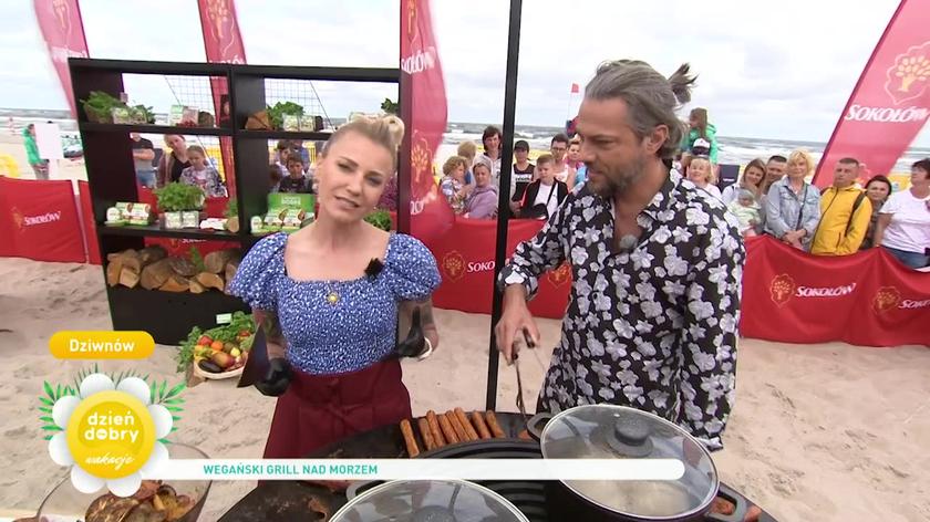 Daria Ładocha i Olivier Janiak w kuchni na plaży w Dziwnowie