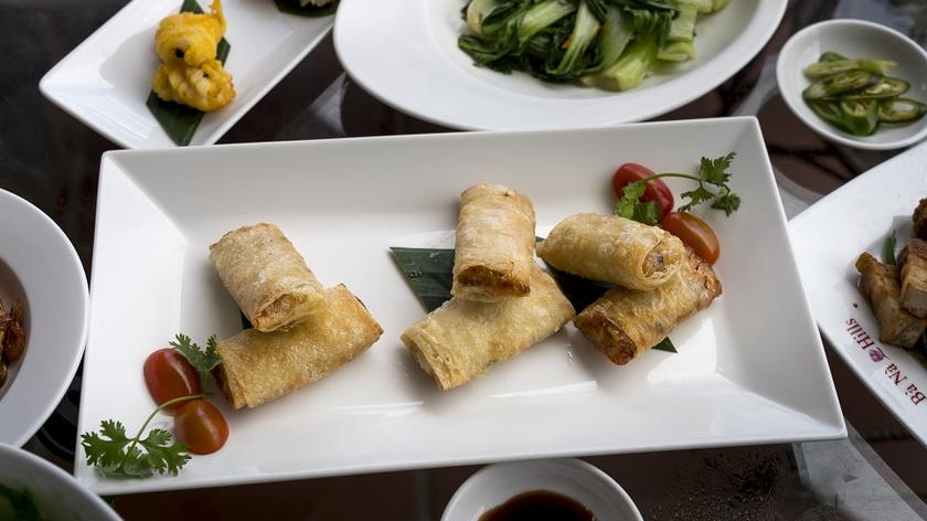 Kurczak po sajgońsku, sajgonki na talerzu