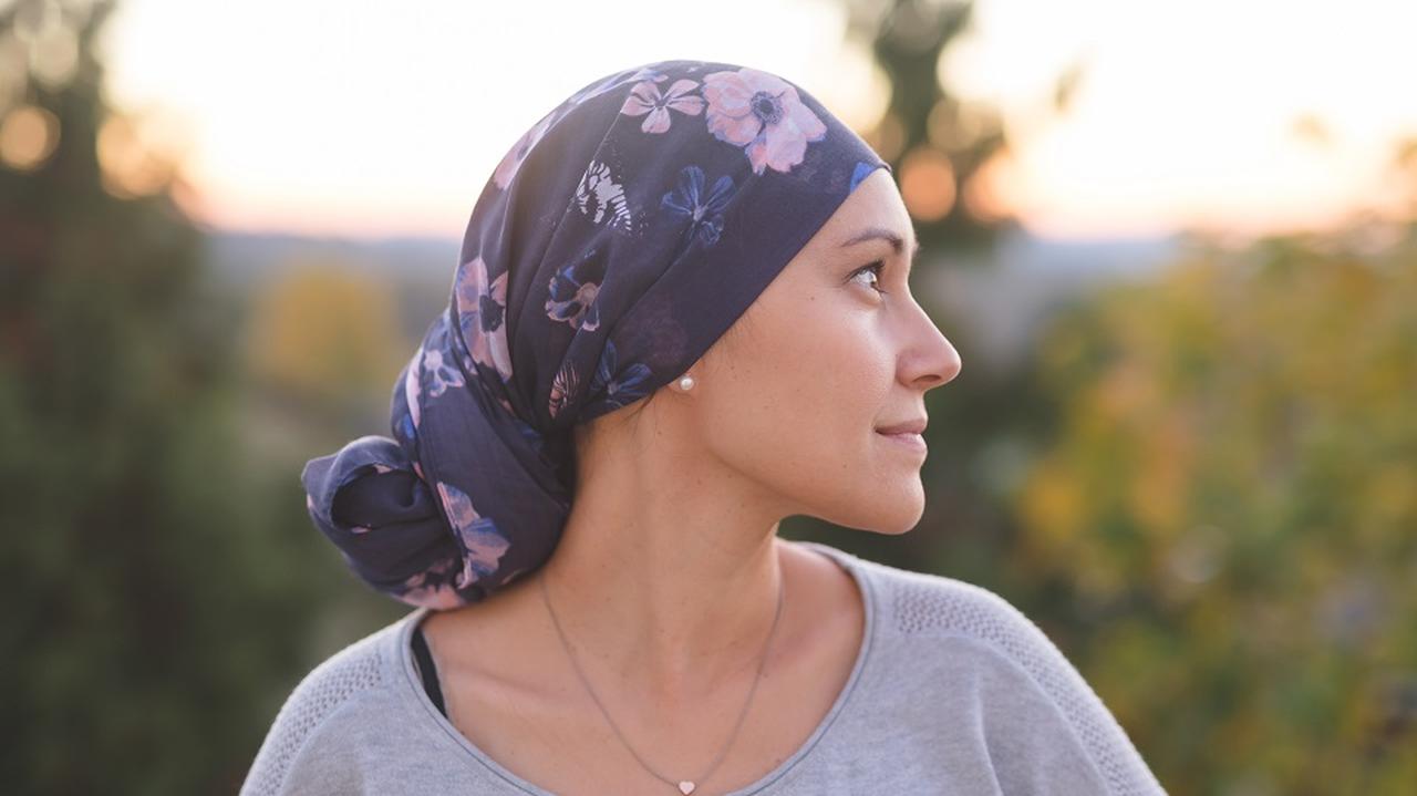 Kobieta chora na raka z chustą na głowie