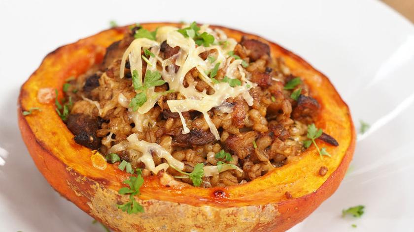 Dynia faszerowana pęczakiem, wędlinami i ziołami