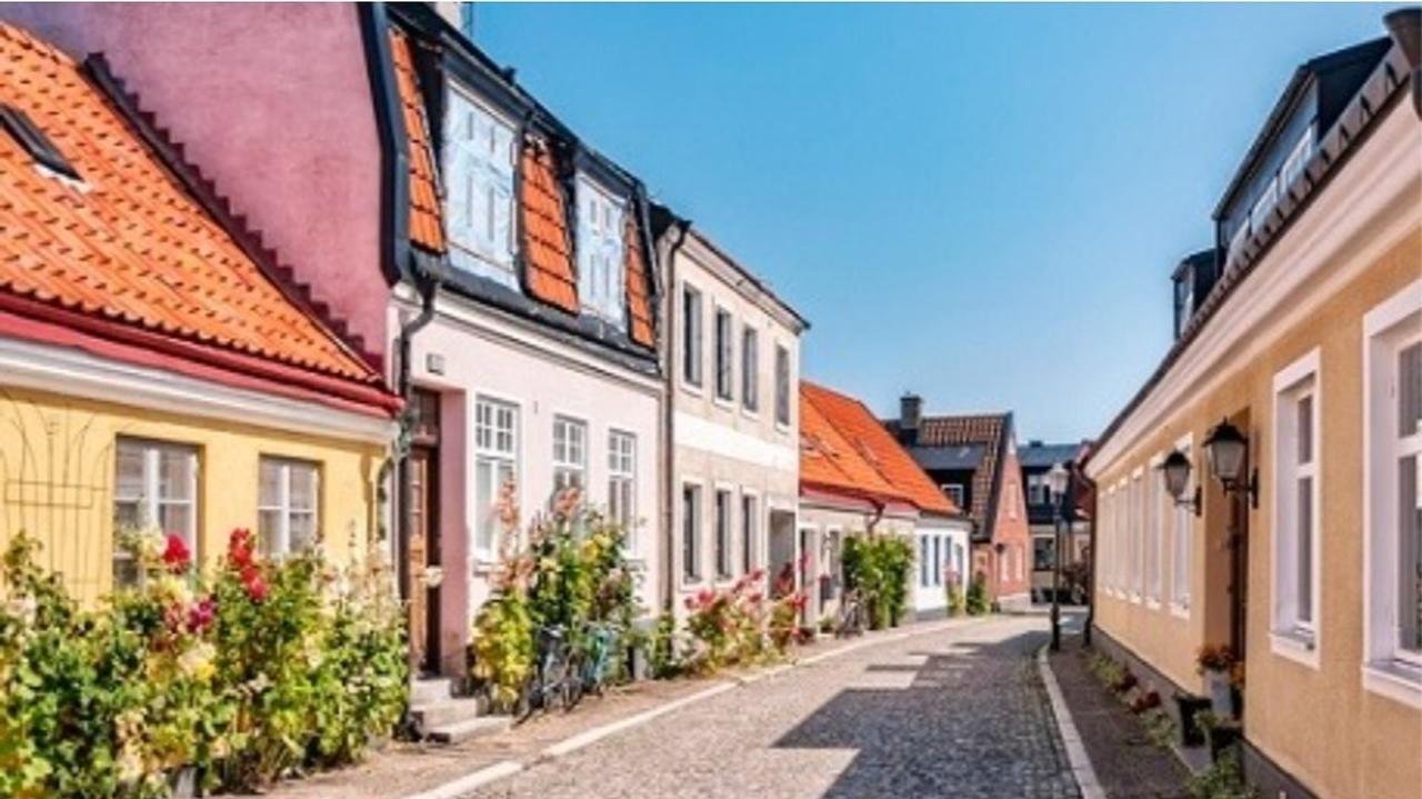 Kolorowe domy przy wąskiej uliczce w mieście Ystad