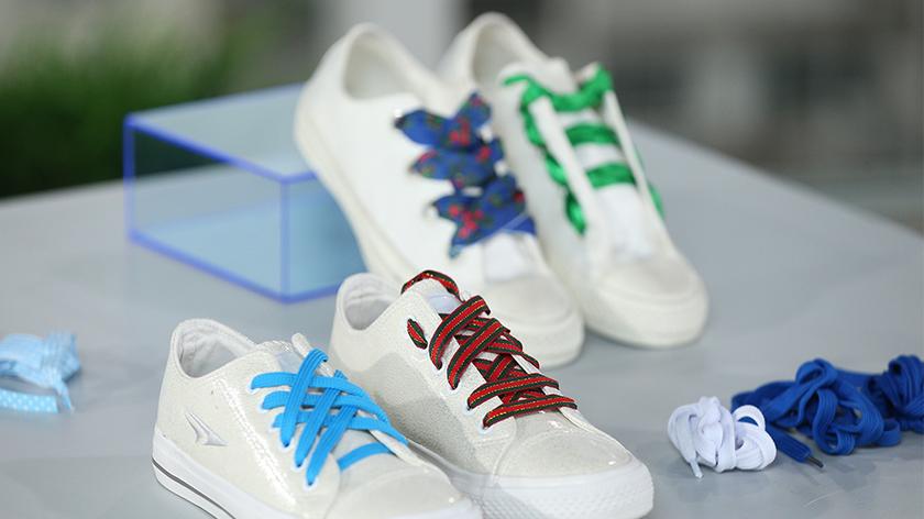 Białe buty z kolorowymi sznurówkami