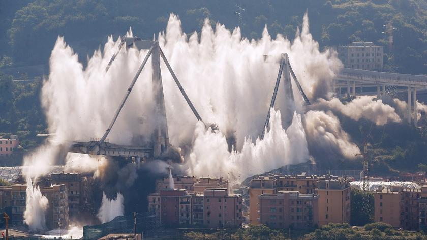 Wyburzani mostu Morandi w Genui