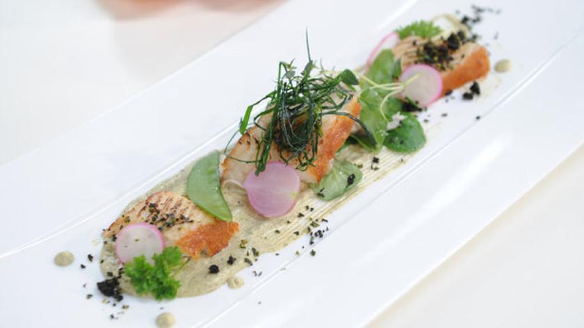 Halibut i węgorz wędzony z porem i emulsją z borowików stepowych