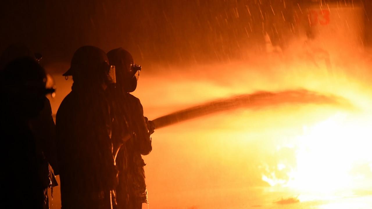 Strażacy gaszą pożar 