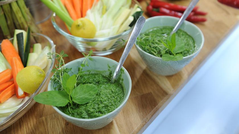 Szybkie chutney z natki pietruszki, mięty i kolendry